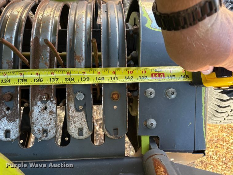 image for item JM9376 Claas 380 pickup head