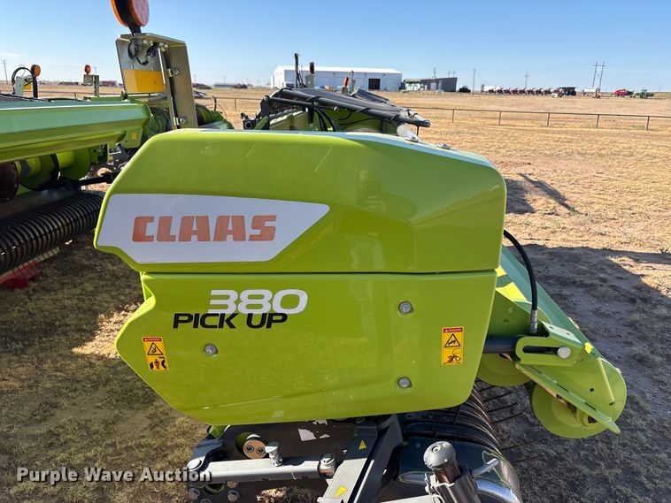 image for item JM9376 Claas 380 pickup head