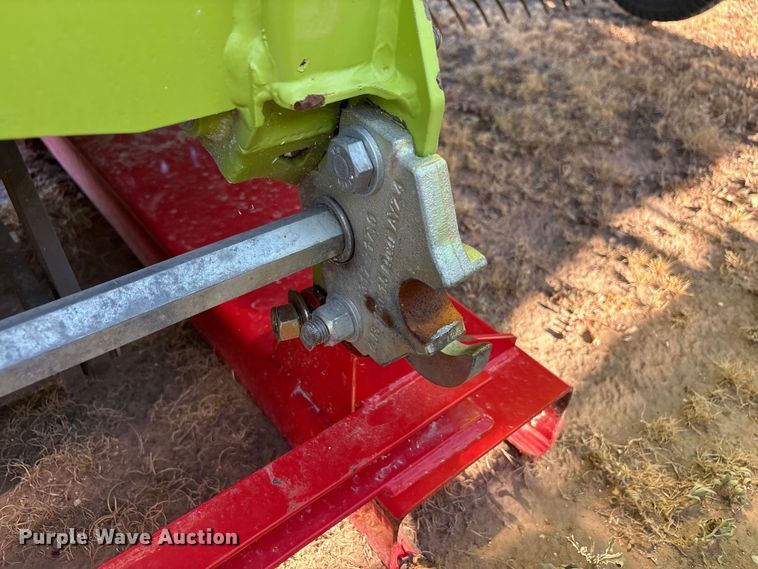 image for item JM9376 Claas 380 pickup head