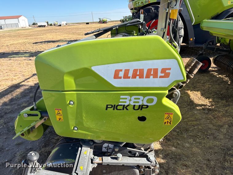 image for item JM9376 Claas 380 pickup head