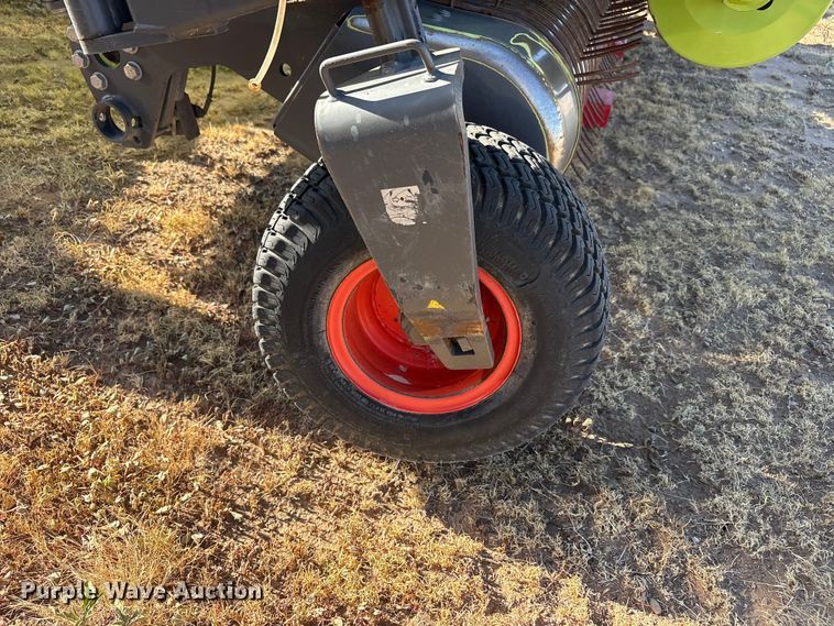 image for item JM9376 Claas 380 pickup head