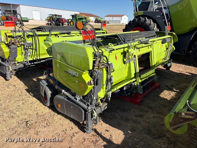 image for item JM9377 Claas 380 pickup head