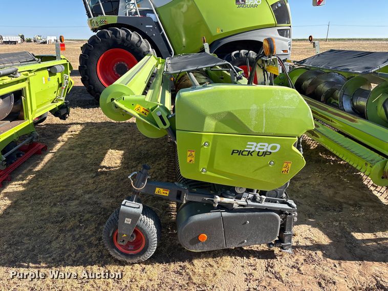 image for item JM9377 Claas 380 pickup head