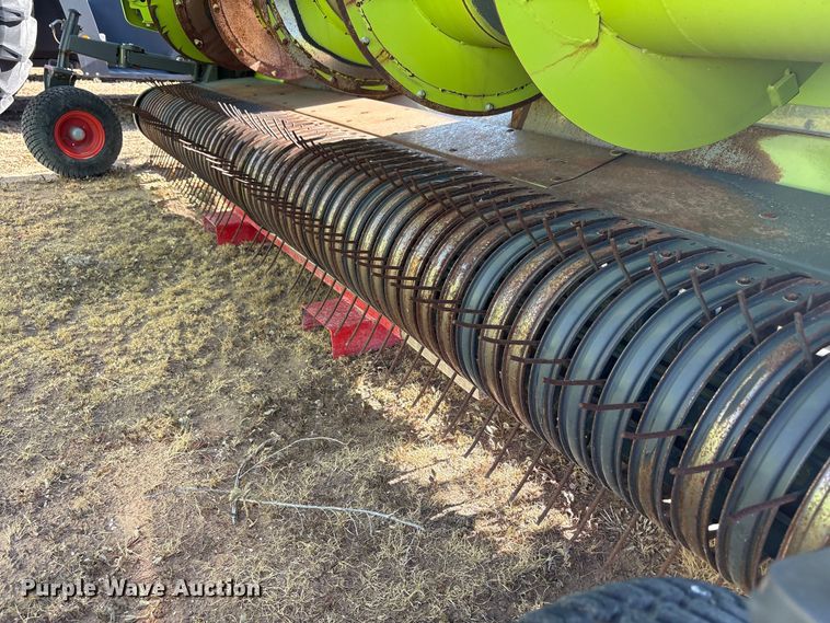 image for item JM9377 Claas 380 pickup head