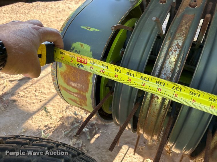 image for item JM9377 Claas 380 pickup head