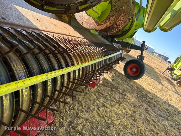 image for item JM9377 Claas 380 pickup head