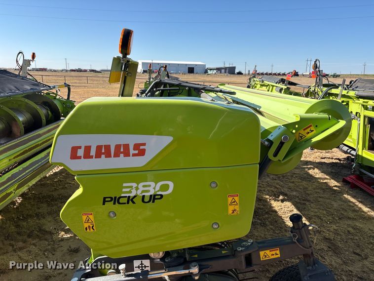 image for item JM9377 Claas 380 pickup head