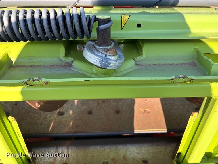 image for item JM9377 Claas 380 pickup head