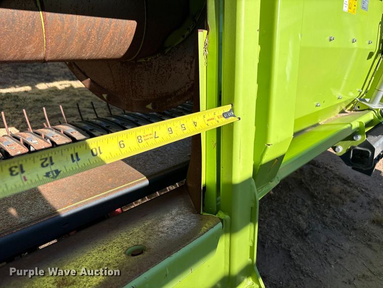 image for item JM9377 Claas 380 pickup head