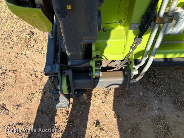 image for item JM9377 Claas 380 pickup head