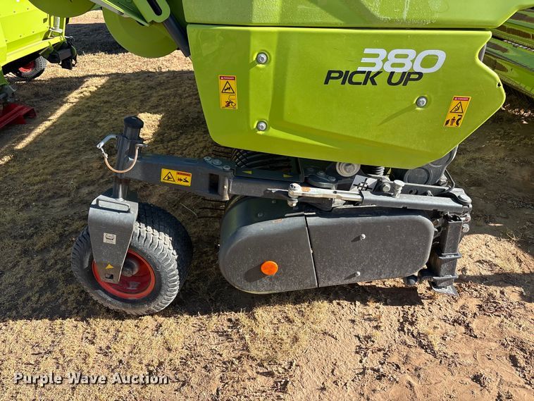 image for item JM9377 Claas 380 pickup head