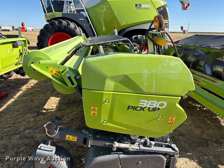 image for item JM9377 Claas 380 pickup head