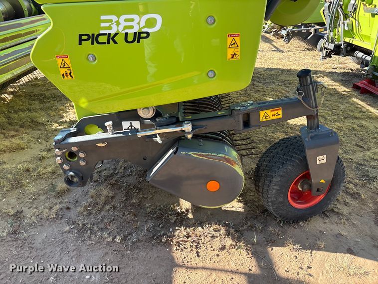 image for item JM9377 Claas 380 pickup head