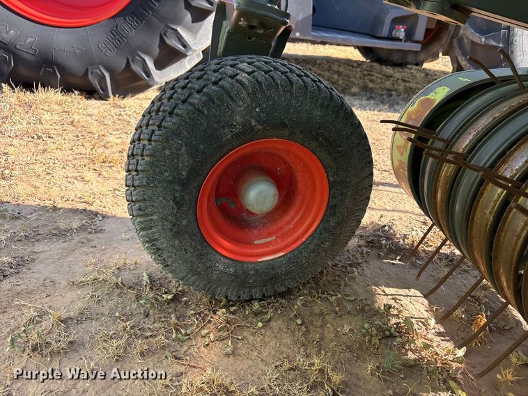 image for item JM9377 Claas 380 pickup head