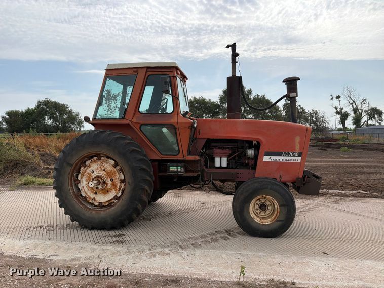 image for item MZ9800 Allis Chalmers A-C 7040 tractor