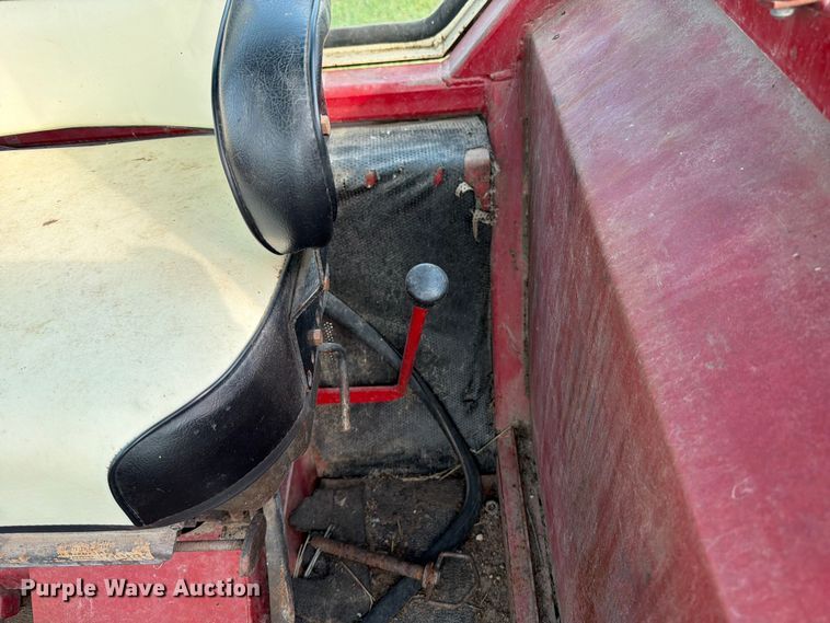 image for item OE9654 1974 International 966 tractor