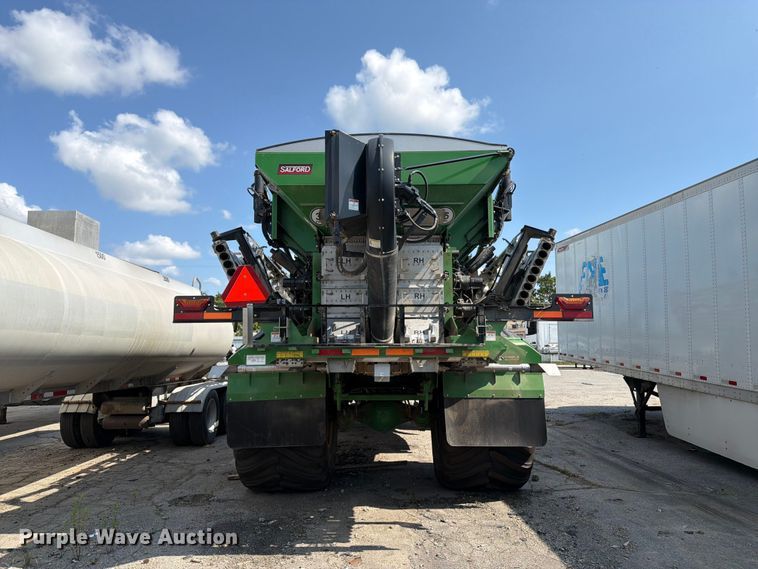 image for item YA4209 2023 John Deere 800R spreader