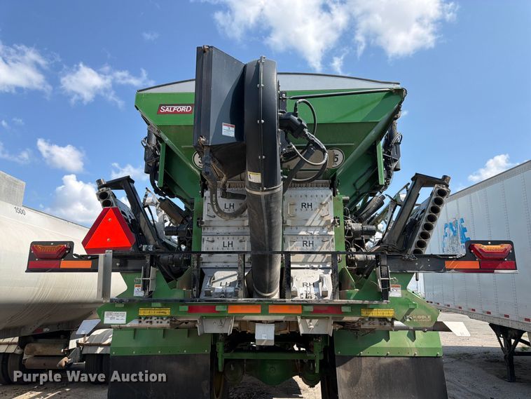 image for item YA4209 2023 John Deere 800R spreader