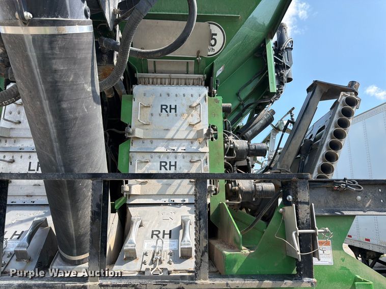 image for item YA4209 2023 John Deere 800R spreader