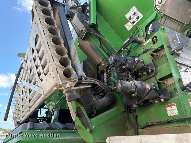 image for item YA4209 2023 John Deere 800R spreader