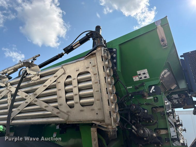 image for item YA4209 2023 John Deere 800R spreader