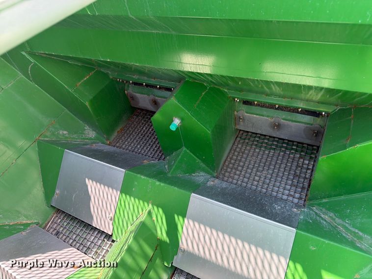 image for item YA4209 2023 John Deere 800R spreader
