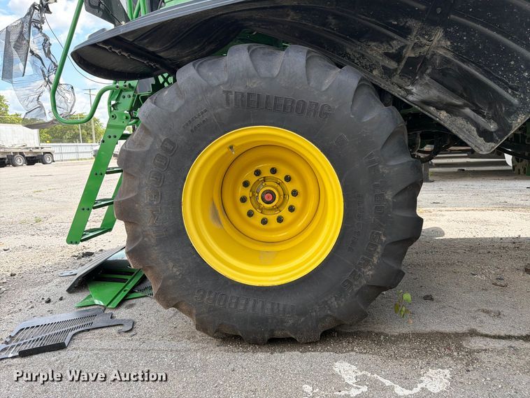 image for item YA4209 2023 John Deere 800R spreader
