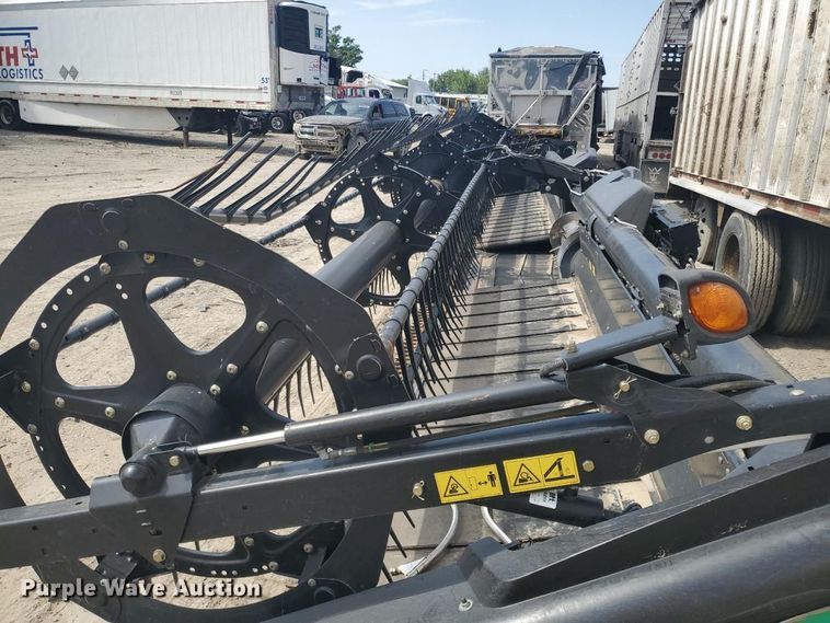 image for item YA4484 2015 MacDon FD75 flex draper head