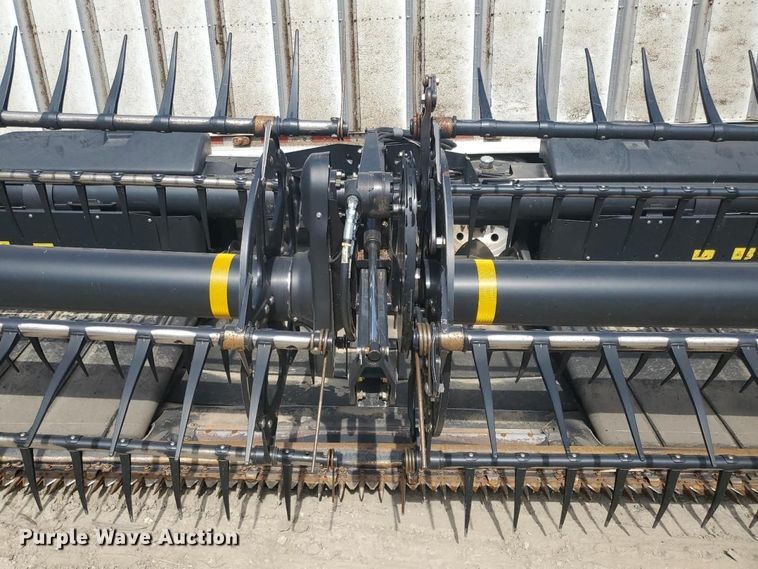 image for item YA4484 2015 MacDon FD75 flex draper head