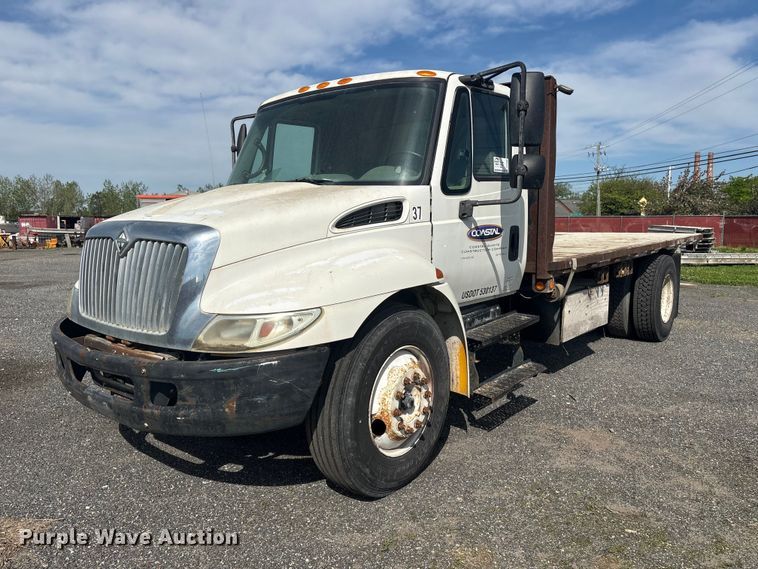 2007 International 4300 flatbed truck