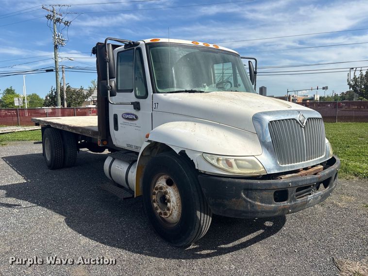 image for item DT2896 2007 International 4300 flatbed truck