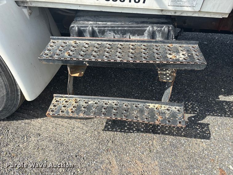 image for item DT2896 2007 International 4300 flatbed truck