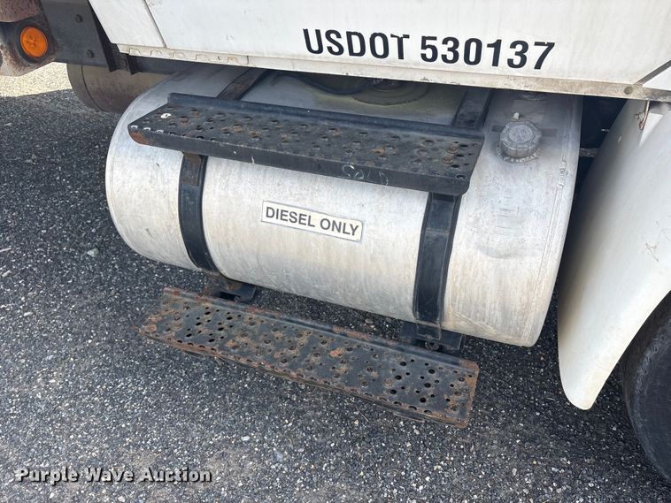 image for item DT2896 2007 International 4300 flatbed truck