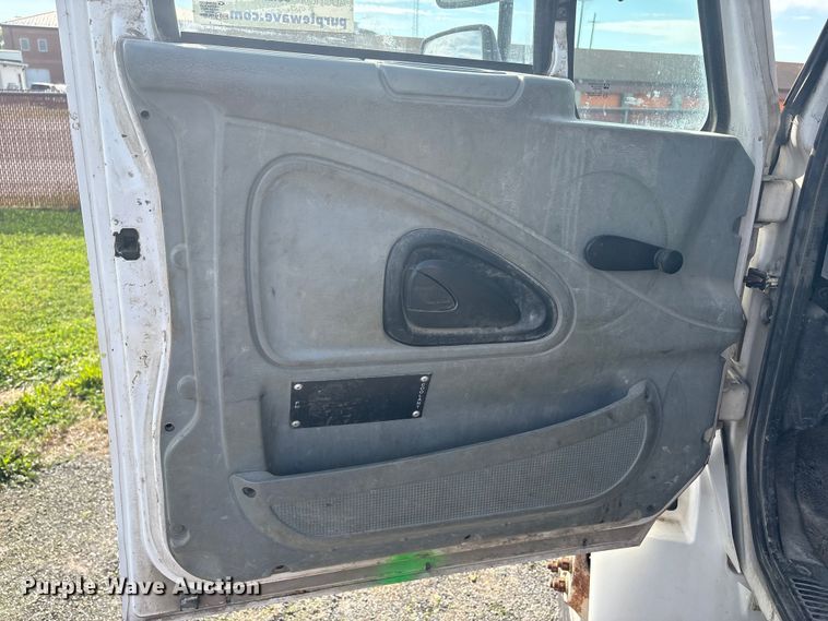 image for item DT2896 2007 International 4300 flatbed truck