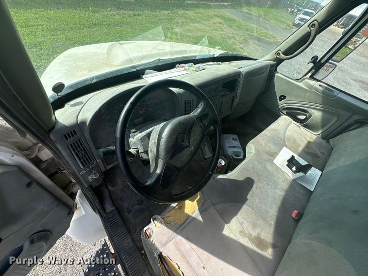 image for item DT2896 2007 International 4300 flatbed truck