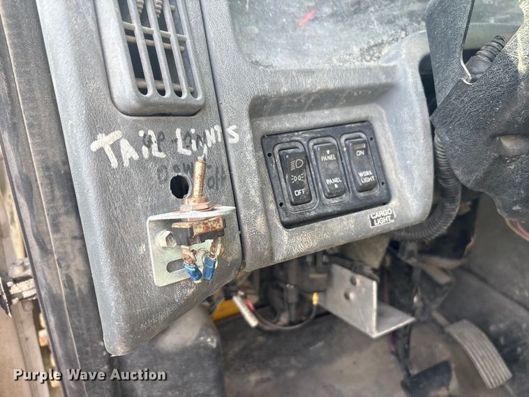 image for item DT2896 2007 International 4300 flatbed truck