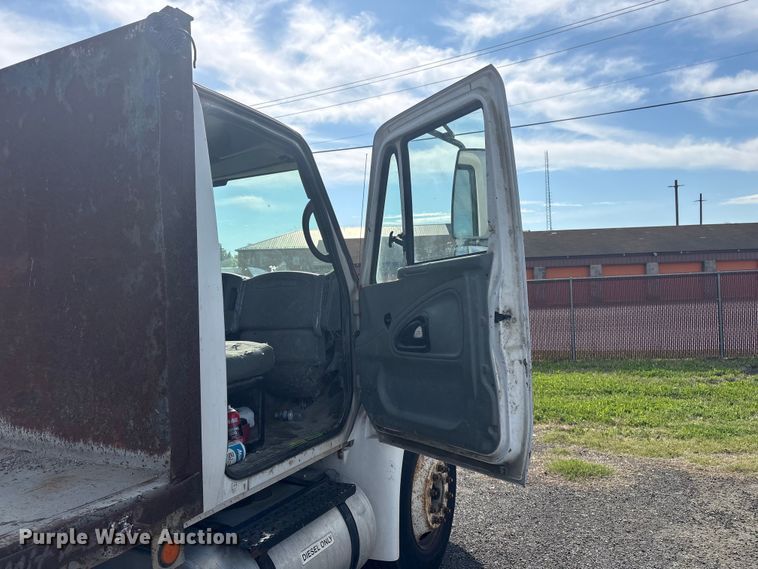 image for item DT2896 2007 International 4300 flatbed truck