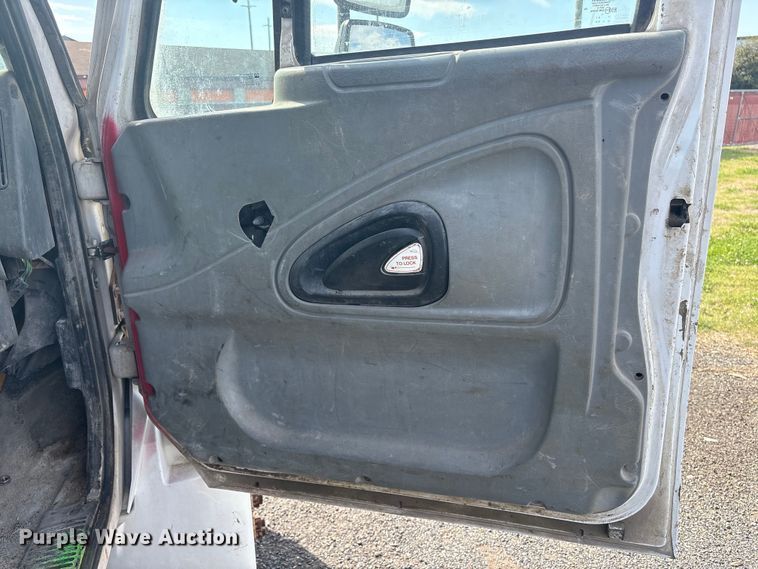 image for item DT2896 2007 International 4300 flatbed truck
