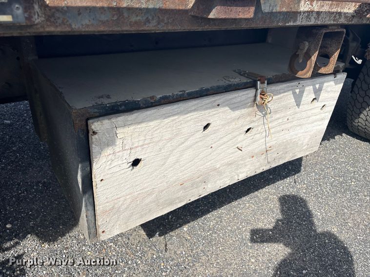 image for item DT2896 2007 International 4300 flatbed truck