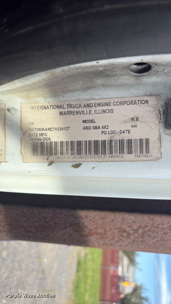 image for item DT2896 2007 International 4300 flatbed truck