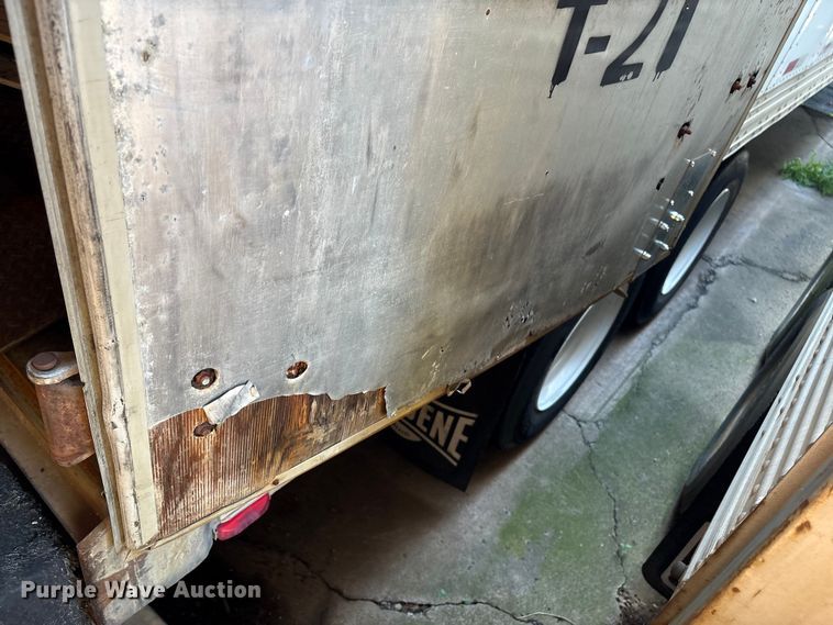 image for item DT2909 2004 Hyundai V2330152AJS dry van trailer