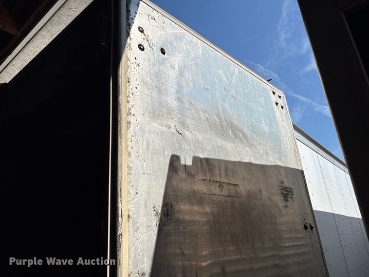 image for item DT2909 2004 Hyundai V2330152AJS dry van trailer