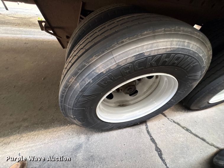 image for item DT2909 2004 Hyundai V2330152AJS dry van trailer
