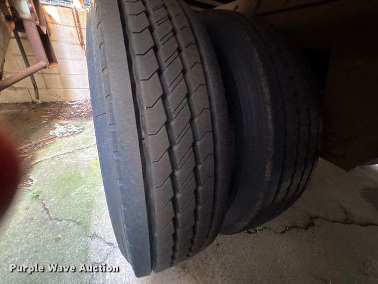 image for item DT2909 2004 Hyundai V2330152AJS dry van trailer