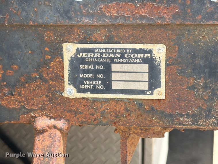 image for item DV2055 1998 Peterbilt 357 rollback truck
