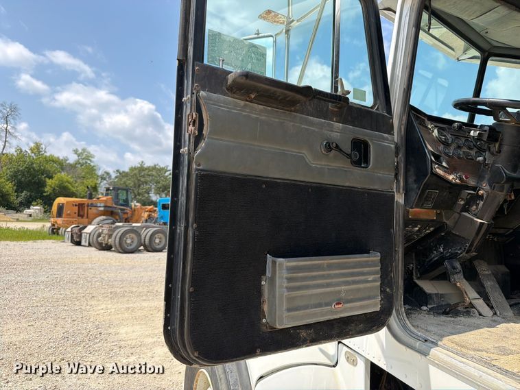 image for item DV2055 1998 Peterbilt 357 rollback truck
