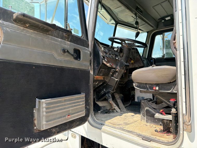 image for item DV2055 1998 Peterbilt 357 rollback truck