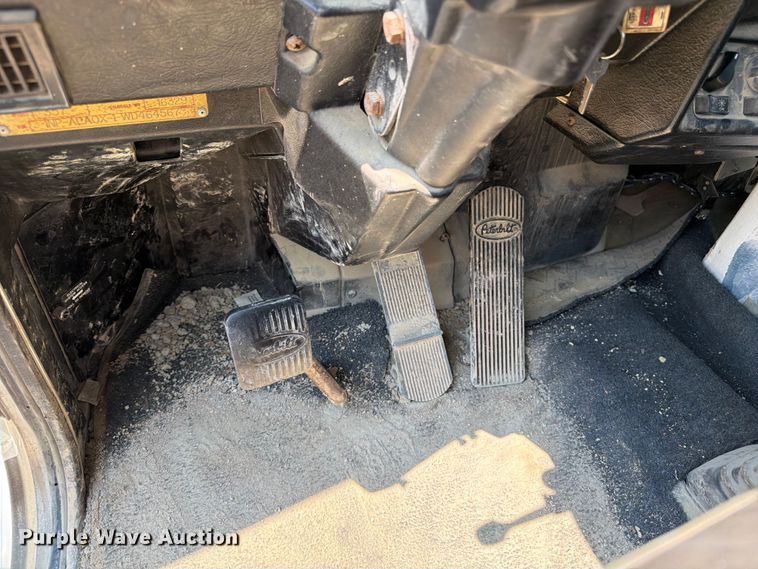 image for item DV2055 1998 Peterbilt 357 rollback truck