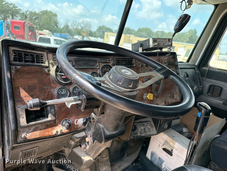 image for item DV2055 1998 Peterbilt 357 rollback truck
