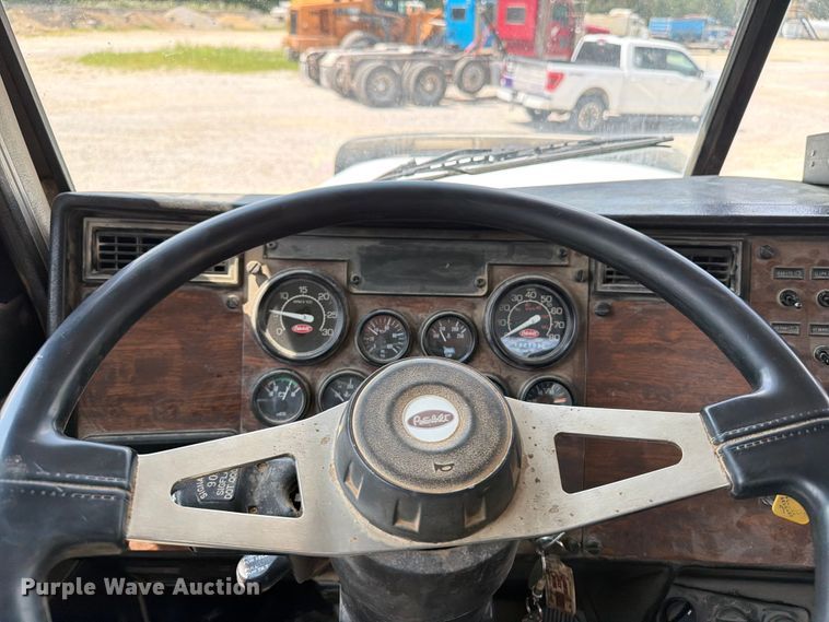 image for item DV2055 1998 Peterbilt 357 rollback truck